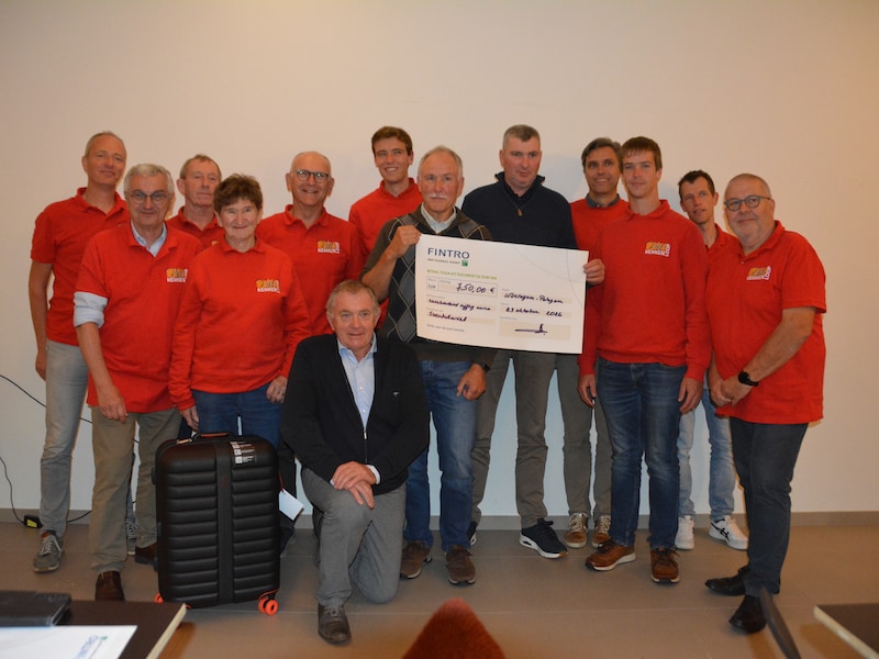 Voorzitter Frank Cnudde van de Vijfkerkenloop overhandigt een cheque van 750 euro aan Rik Ottevaere van vzw Sneukelfiets.