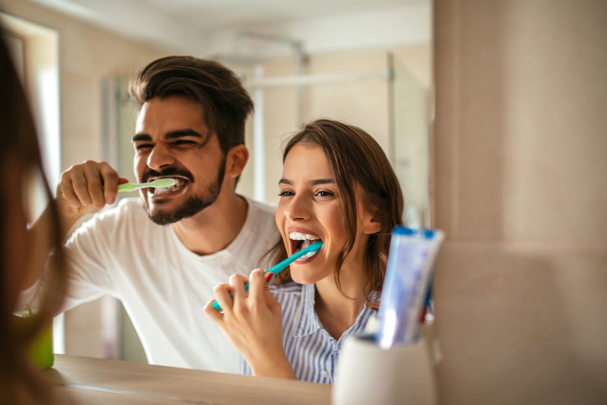 Twee keer per dag je tanden poetsen met een fluoride houdende tandpasta wordt aangeraden.