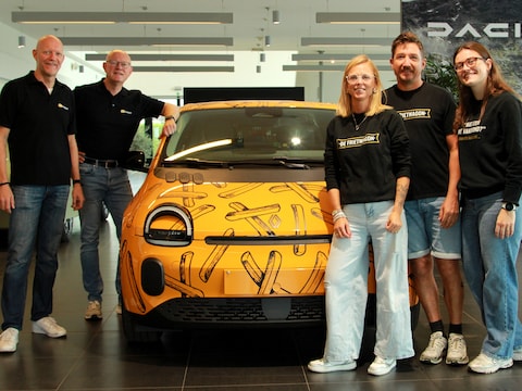 Sven en Bart Gorgon van Gorgon Motors leverden drie gloednieuwe Renault Twingo's aan Nathalie Leonard, Kristof De Ridder en Jitte Schets van de Frietwagon.