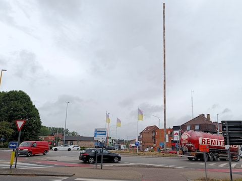 Een vertrouwd zicht dat eind deze week verdwijnt. 'Blown', de 35 meter hoge pyloon op de rotonde van het Bevrijdingsplein wordt donderdagavond weggehaald.