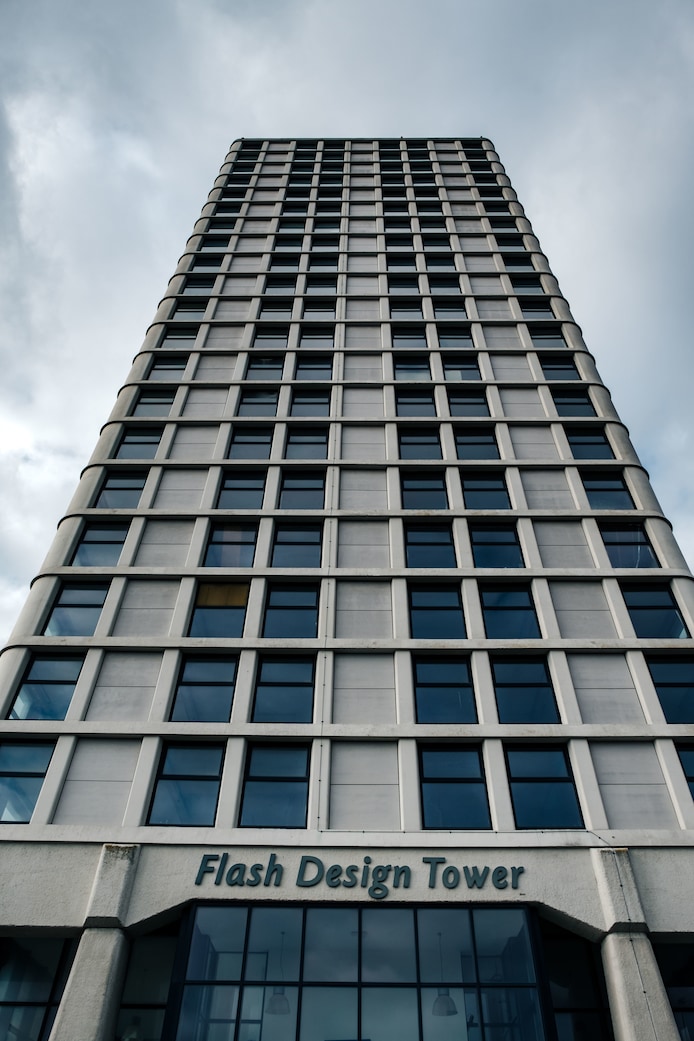 Bruno (67) woont al tien jaar in ‘onbewoonbare’ Flash Design Tower ...