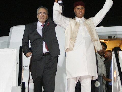 Abdel Baset al-Megrahi (links) kreeg na zijn vrijlating een heldenontvangst in Tripoli. De zoon van Khadafi (rechts) kwam hem persoonlijk verwelkomen.