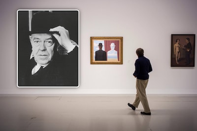 Jongen (6) doorboort schilderij van René Magritte 