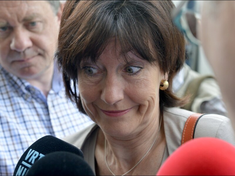 Vice-premier Laurette Onkelinx voor de vergadering van het kernkabinet.