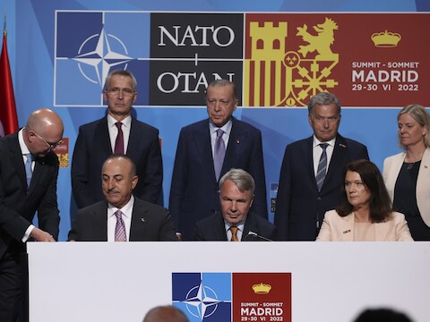 (L-R op de eerste rij) De ministers van Buitenlandse Zaken van Turkije, Mevlut Cavusoglu; Finland, Pekka Haavisto, en Zweden, Ann Linde.