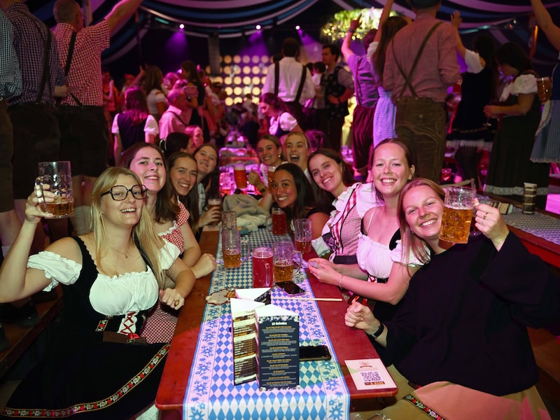 De Leuvense Oktoberfeesten in de Brabanthal. Dag één is geslaagd