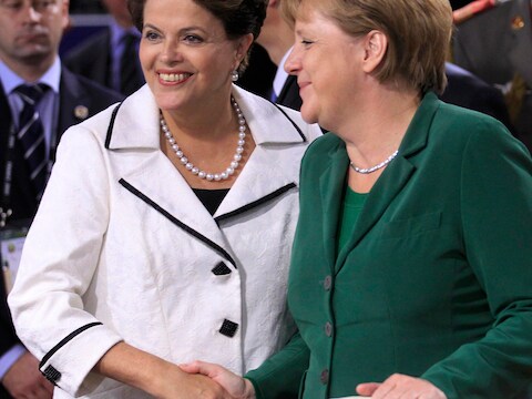 Angela Merkel (rechts) en Dilma Rousseff werden allebei afgeluisterd.