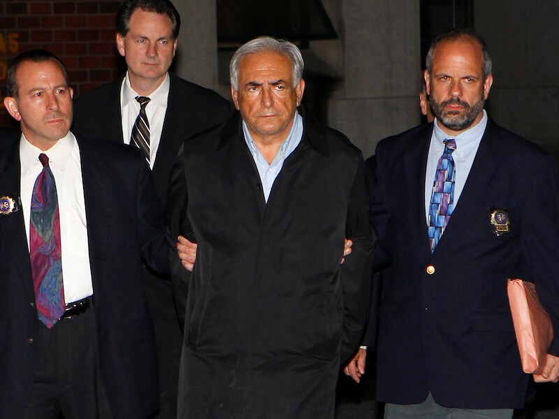 15 mei 2011: New Yorkse speurders brengen de gearresteerde DSK binnen voor ondervraging.