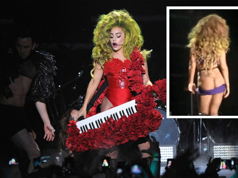 Lady Gaga tijdens het concert, in rood badpak en zonder bikinibroekje