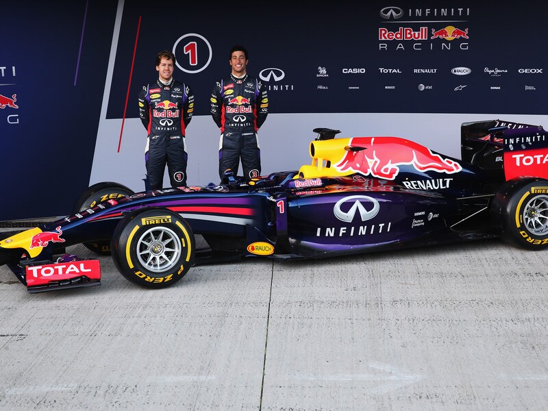 Sebastian Vettel en Daniel Ricciardo bij de gloednieuwe RB10.