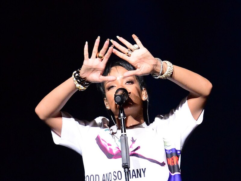 Rihanna stelt fans teleur in Singapore, die claimen dat ze stoned was en niet live zong.