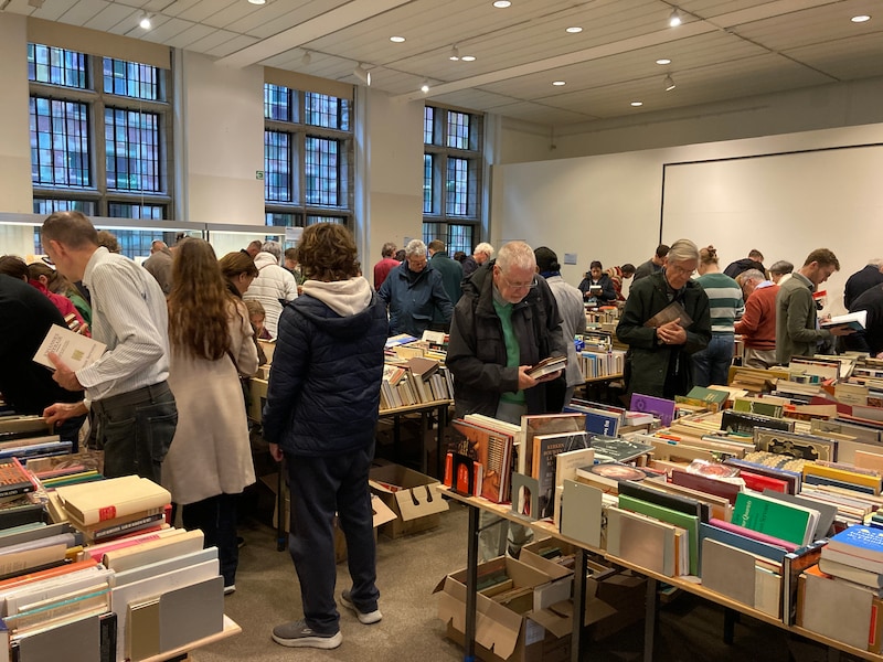 Een beeld van de boekenverkoop, net voor het sluiten van de deuren.