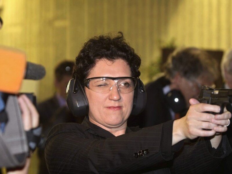 Annemie Turtelboom op de schietbaan in Gent.