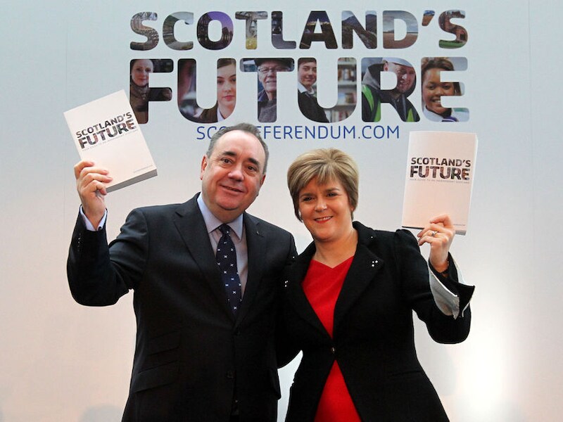 De Schotse regeringsleider Alex Salmond en vice-premier Nicola Sturgeon presenteren de blauwdruk voor een onafhankelijk Schotland.