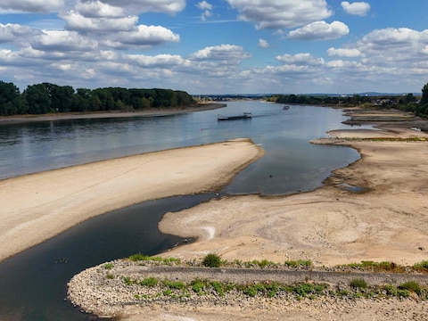 Schepen varen over de Rijn bij Godorf, nabij Keulen. Door de aanhoudende droogte heeft de waterstand in heel Noordrijn-Westfalen historische dieptepunten bereikt.