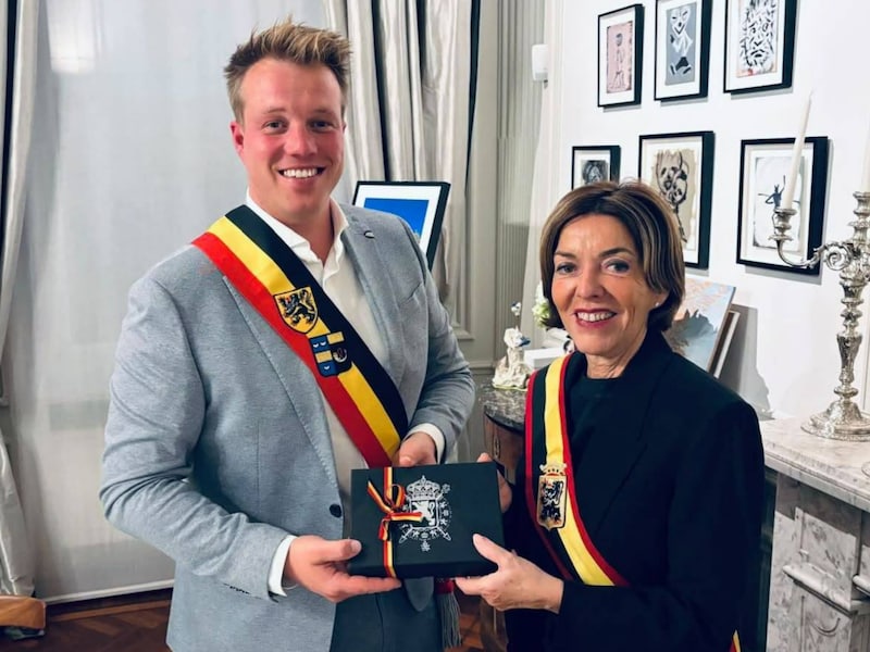 Thijs Cousaert legde de eed af bij provinciegourverneur van Oost-Vlaanderen Carina Van Cauter.