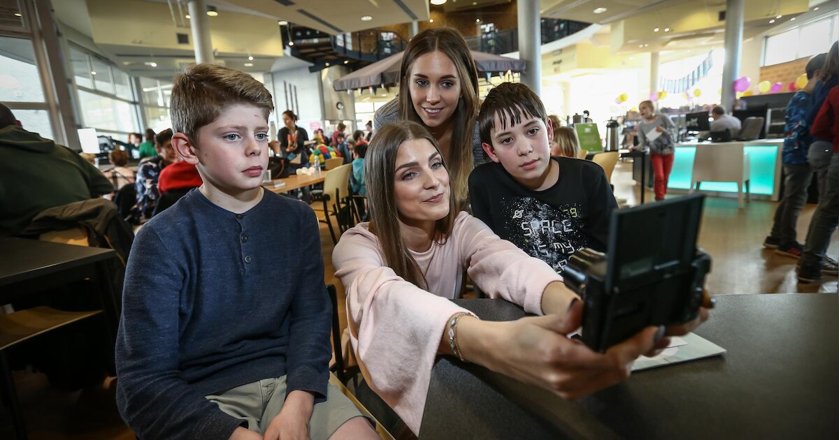 Jonge vloggers in de leer bij Céline en Talisa | Regio | HLN.be