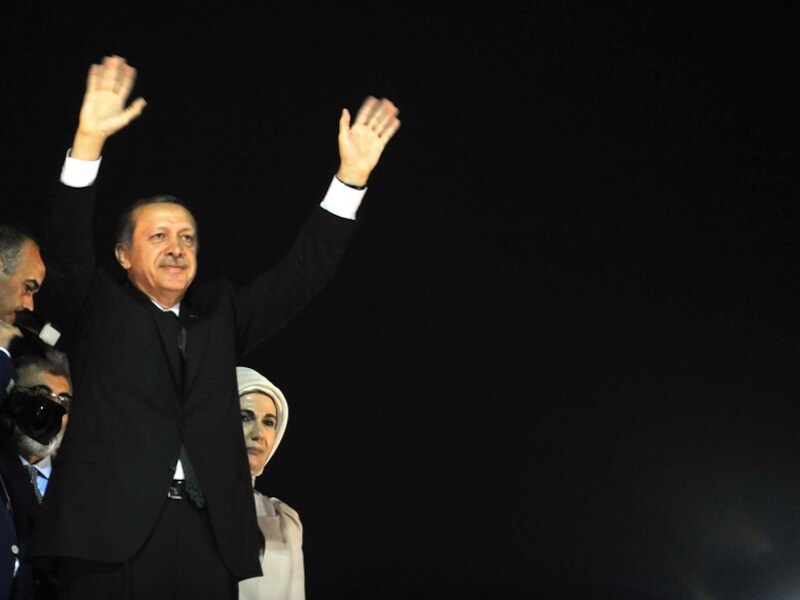 Turks premier Recep Tayyip Erdogan werd bij aankomst op de luchthaven van Istanbul opgewacht door duizenden aanhangers.