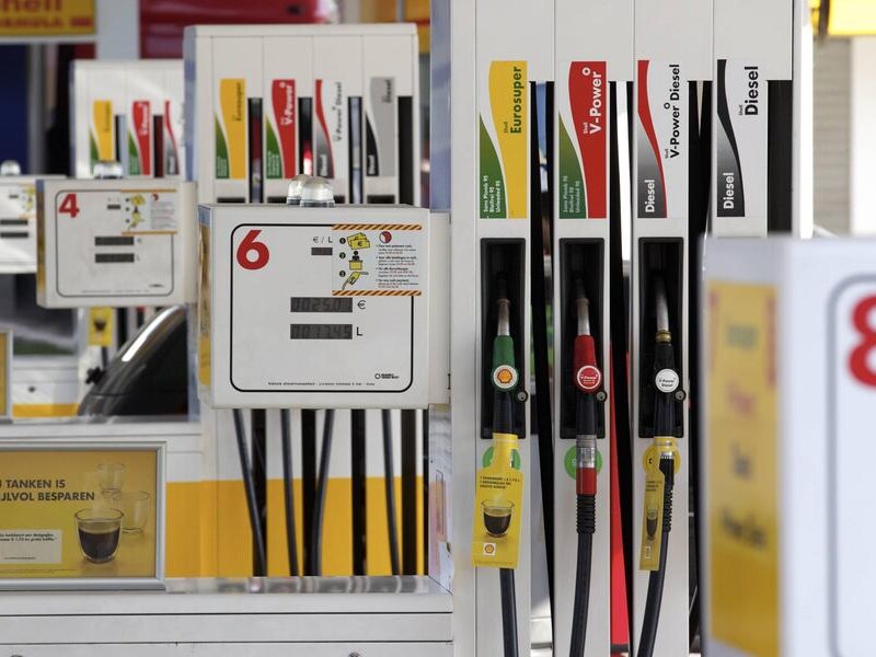 De index daalde in november vooral door prijsdalingen voor benzine, diesel, huisbrandolie, vakantiedorpen en vers fruit.