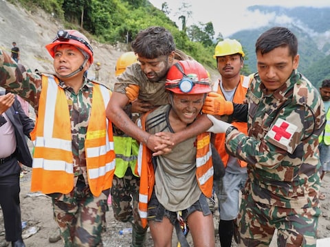Nieuwe beelden tonen hoe twee mensen levend gered worden, negen dagen na plotse overstromingen in Nepal: “Nog meer stemmen te horen”