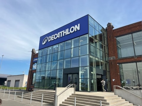 De diefstal vond plaats in de Decathlon van Gent.