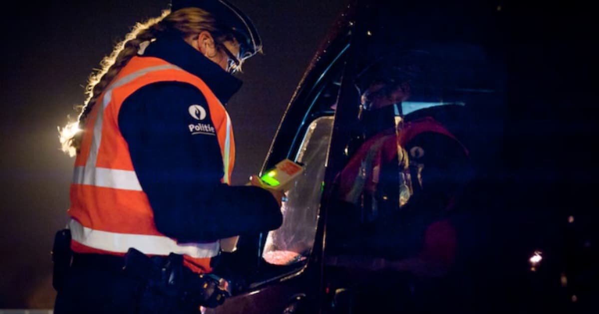 Politie haalt dronken chauffeur uit het verkeer na begrafenis: “1,48 promille? Dat is niet van één g