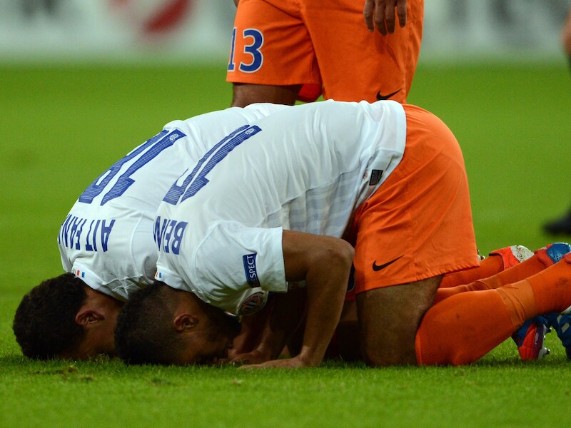 Karim Ait-Fana en Younes Belhanda vieren een goal van Montpellier biddend.