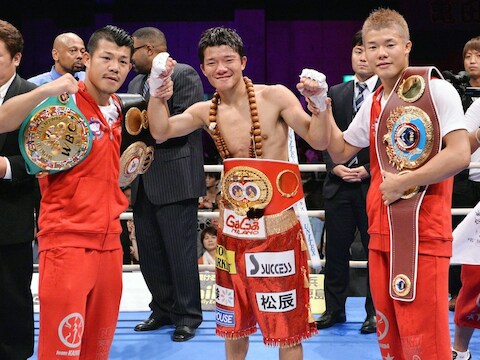 Daiki Kameda (midden) poseert apetrots met zijn oudere broer Koki (l) en zijn jongere broer Tomoki. Drie wereldkampioenen op een rij.