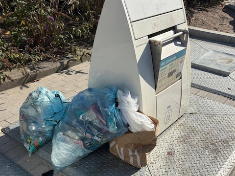 Ondergrondse afvalcontainers in Knokke-Heist groot succes, maar gemeente waarschuwt: “Laat geen afval ernaast staan”