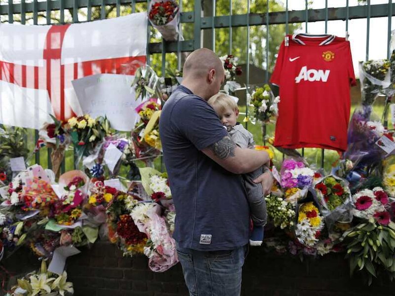 Bloemen in Woolwich ter nagedachtenis aan de vorige week vermoorde militair Lee Rigby.