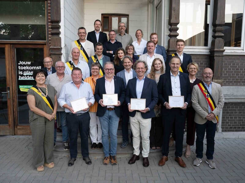 Stad Izegem huldigt vier verdienstelijke ereraadsleden met meer dan negentig jaar politieke ervaring