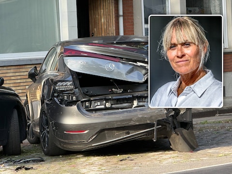 De man ramde twee geparkeerde wagens langs de Maalse Steenweg in Sint-Kruis. Hij bleek onder invloed van alcohol, bevestigt politiewoordvoerster Lien Depoorter (inzet).
