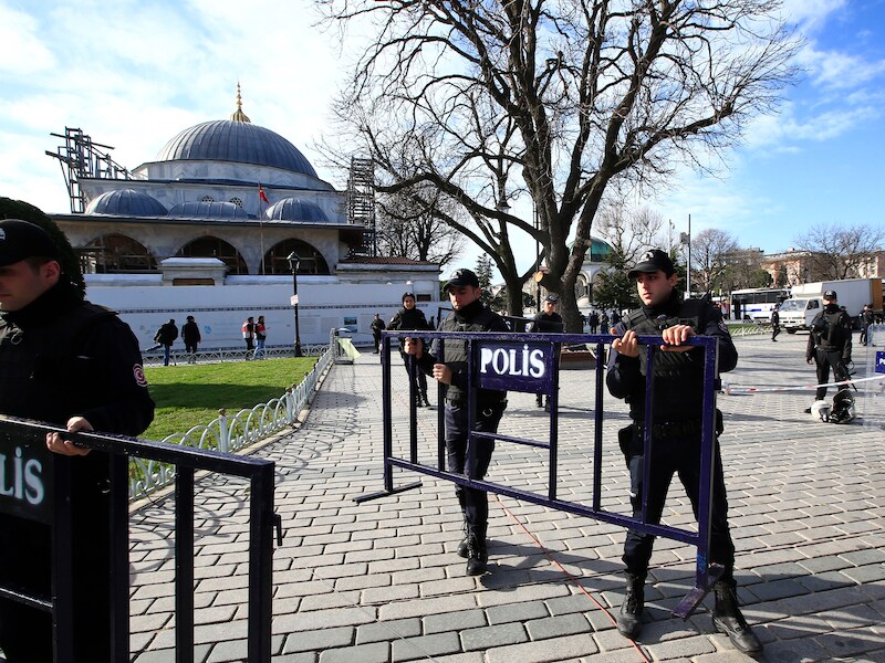 De Turkse politie zette de plek van de aanslag gisteren af.