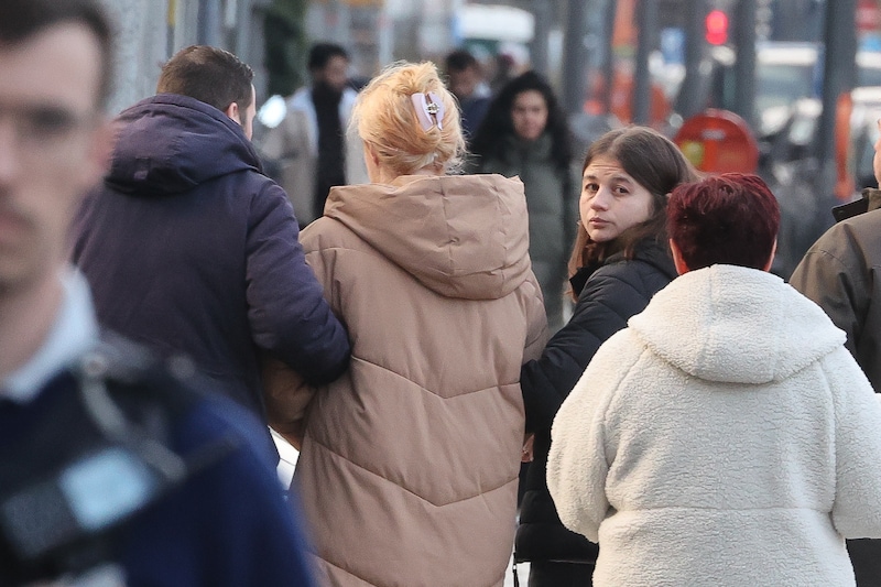 Stefanie Brems wordt ondersteund en weggeleid van de rechtbank. 
