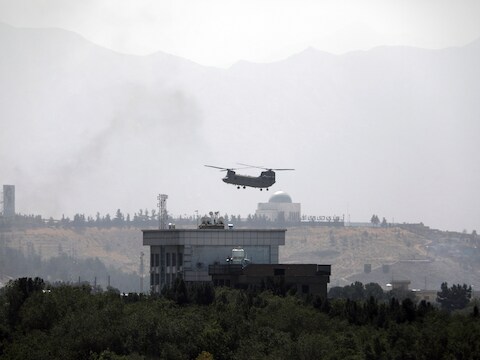 Een Amerikaanse helikopter landt op het dak van de ambassade van de VS in Kabul om personeel te evacueren. (15/08/2021)
