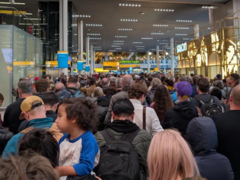 Lange wachtrijen op Nederlandse luchthaven Schiphol door storing bij elektronische paspoortcontrole