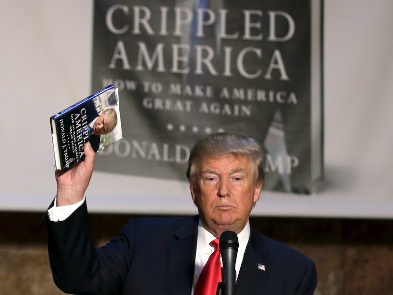 Donald Trump met zijn nieuwe boek 'Crippled America' in de aanslag.