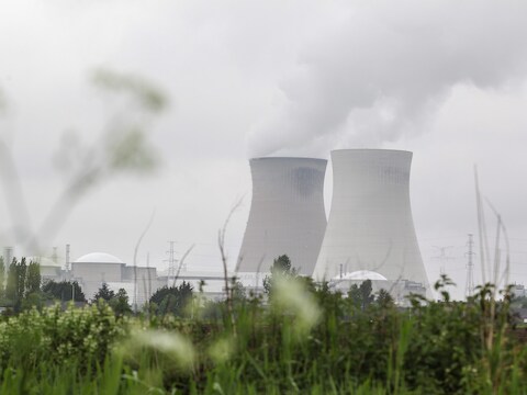 Twee grote kernreactoren in Doel.