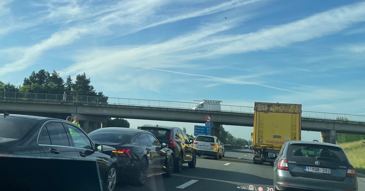 Drie kwartier file op E403 richting Kortrijk door ongeval in ...