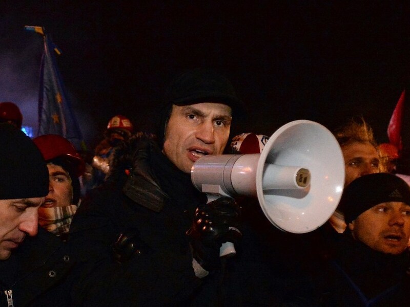 Vitali Klitsjko spreekt de menigte op het Onafhankelijkheidsplein in Kiev toe.