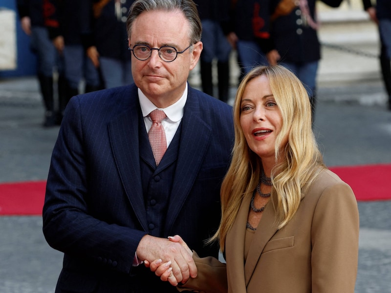 Bart De Wever op audiëntie bij koningin van rechts Europa: waarom dat niet toevallig is net voor begrotingsmarathon