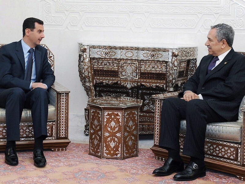 Archiefbeeld van de Syrische president Assad en Bulent Arinc.