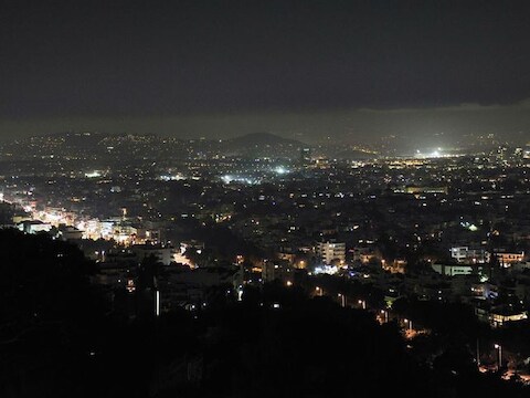 Er hangt een dikke mist boven Athene.