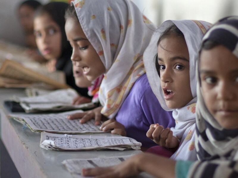 Deze meisjes zeggen verzen op uit de Koran op hun religieuze school in Islamabad