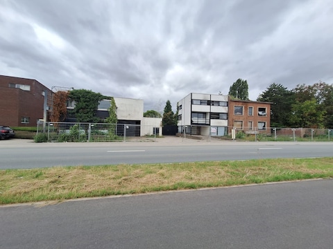De krakers verblijven al enkele weken in deze leegstaande gebouwen.