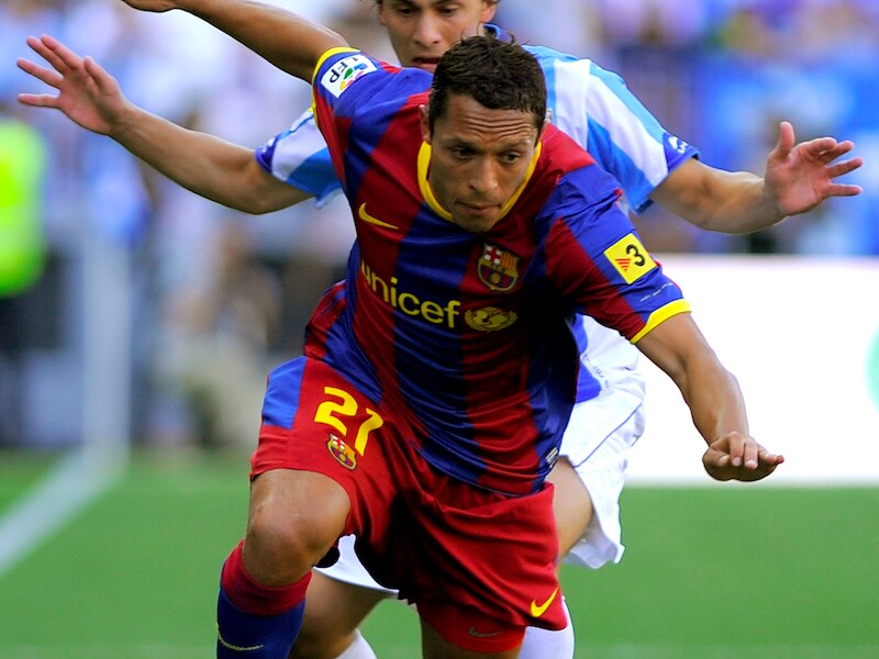 Adriano verlengt zijn contract bij Barcelona