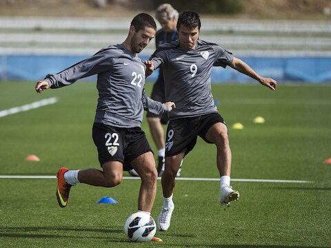 Isco in duel met Saviola op de training van Malaga.