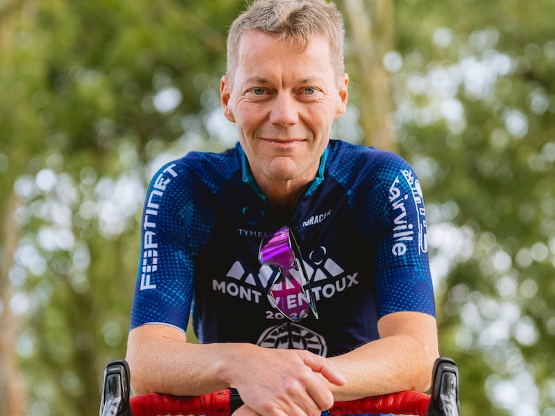 Steven (55) leeft met dezelfde agressieve kanker als Margriet Hermans en beklimt straks de Mont Ventoux. “Dat mijn jongste dochter mee de berg opgaat, vind ik fantastisch”