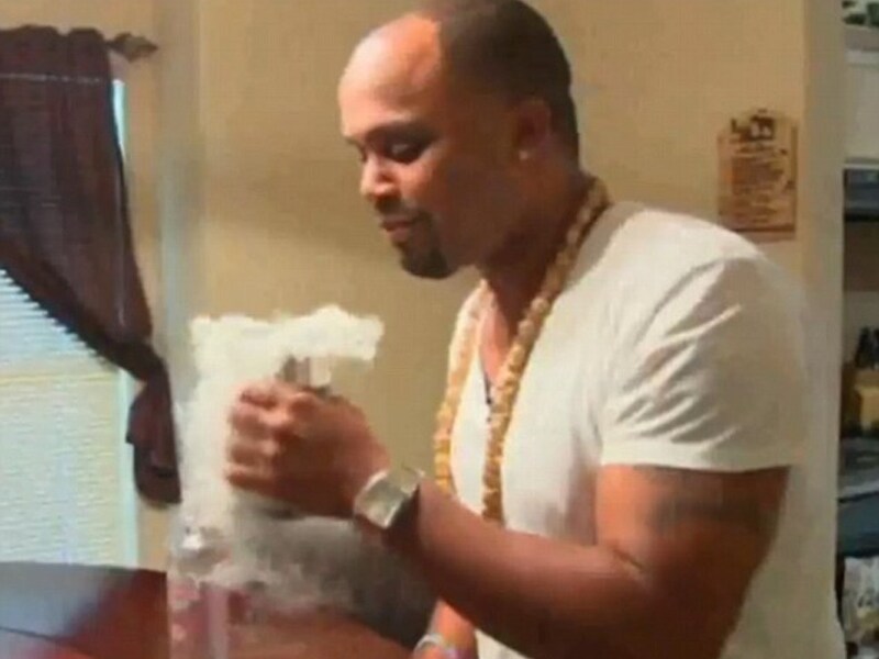 De Amerikaan Broderic Allen inhaleert alcohol.