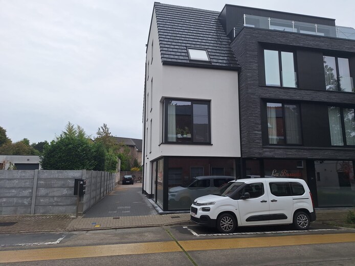 Restaurant La Bussola in Evergem. De dodelijke schietpartij vond plaats in de trappenhal van de appartementen boven de zaak.